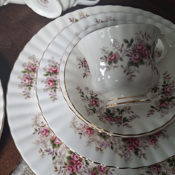 Royal albert lavender rose 4 place settings with teapot and extras - Picture 4 of 8